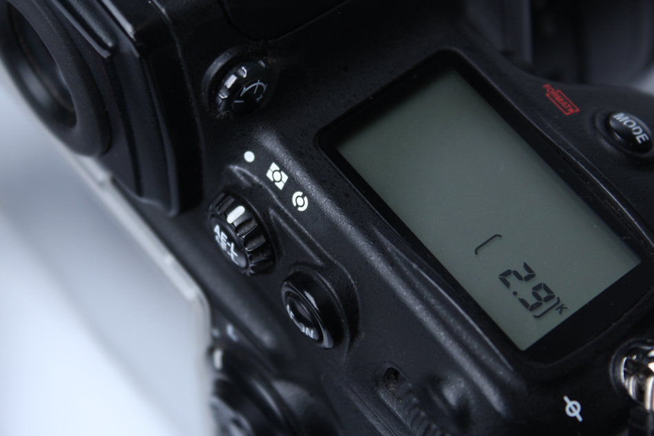 Ustawianie pomiaru światła na obudowie Nikona D700. W niektórych aparatach opcja to może być dostępna tylko w elektronicznym menu.