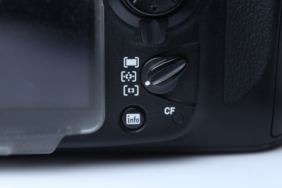 Wybieranie rodzaju autofokusa na obudowie Nikona D700. W niektórych aparatach opcja to może być dostępna tylko w elektronicznym menu.