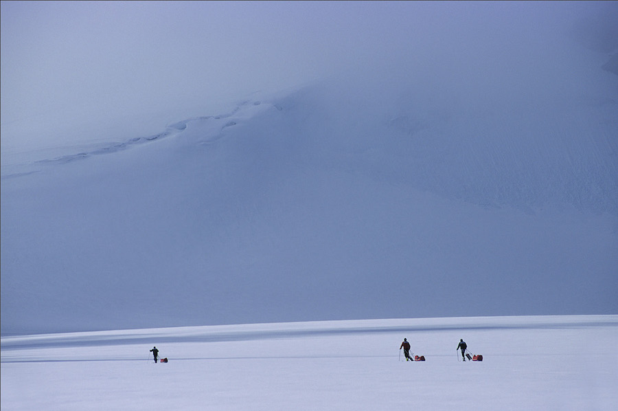 Długi teleobiektyw daje też zupełnie inne skróty perspektywiczne i dlatego świetnie, znacznie lepiej niż obiektywy szerokokątne, nadaje się do oddania skali i przestrzeni w górach. Ogniskowa 200mm. „Na lodowcu, w drodze na Newtontoppen” Spitsbergen, rok 2000. Fot. Marek Arcimowicz 