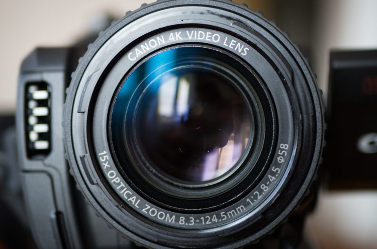 Canon Legria GX10 - zaawansowany obiektyw z 15-krotnym zoomem