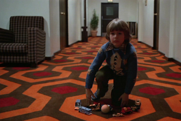 Dziecko na dywanie w hotelu