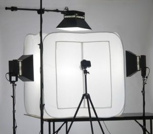 Oświetlenie ciągłe bardzo popularne jest w ywkonywaniu fotografii produktowej, tzw. packshotów