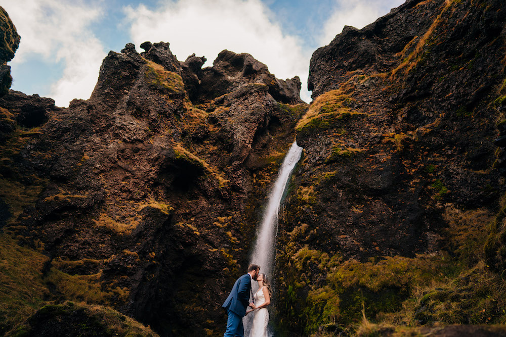 Bezlusterowiec do fotografii ślubnej świetnie sprawdzi się Sony A7RIII. Intymna ceremonia ślubna pod wodospadem na Islandii.