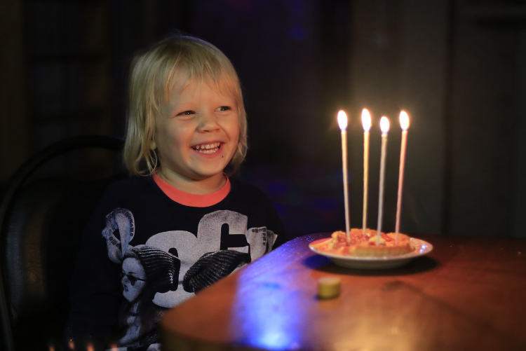 Dziecko z tortem urodzinowym