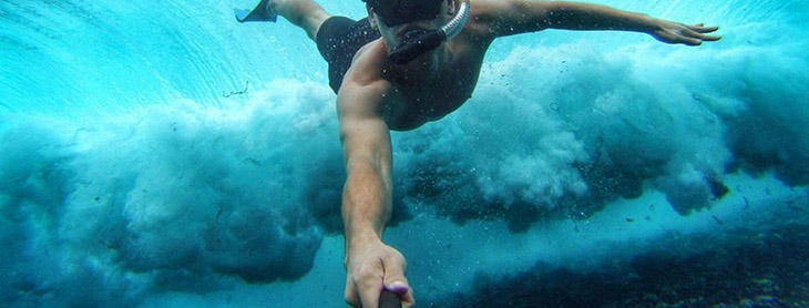 selfie stick pod woda