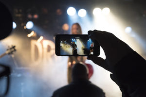 Smartfon to świetne narzędzie do filmowania, widać to szczególnie na imprezach masowych.