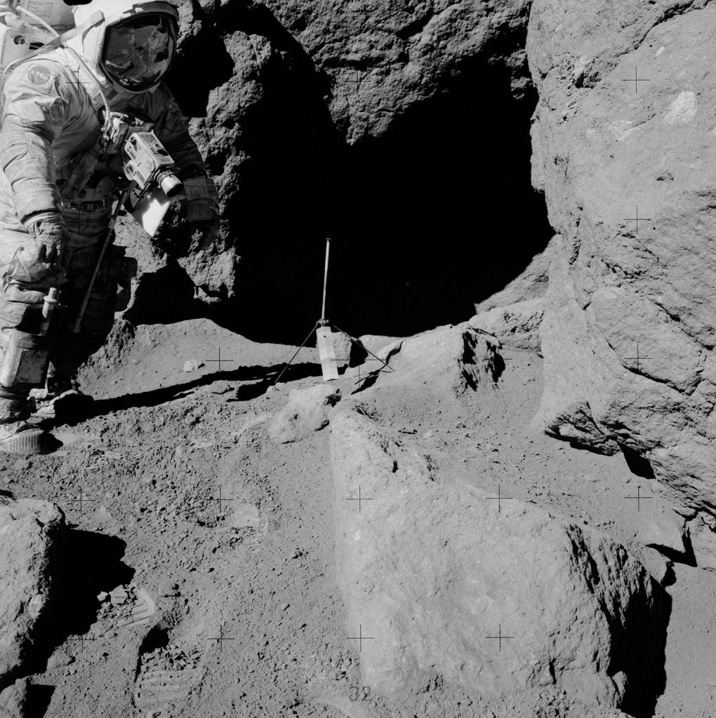 Astronauta na powierzchni Księżyca z przymocowanym do skafandra aparatem Hasselblad 500EL EDC. To dzięki niemu powstało wiele kultowych zdjęć ukazujących eksplorację powierzchni Srebrnego Globu. / Źródło: NASA