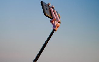 To już nie są zwykłe selfie sticki – funkcje, które na pewno chcesz mieć!