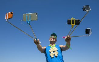 To już nie są zwykłe selfie sticki – funkcje, które na pewno chcesz mieć! Jaki selfiestick kupić?