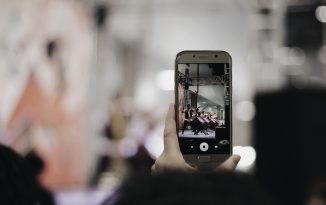 Jak filmować smartfonem i jakie akcesoria warto mieć, żeby widzieć lepsze efekty? jak filmować smartfonem i co kupić