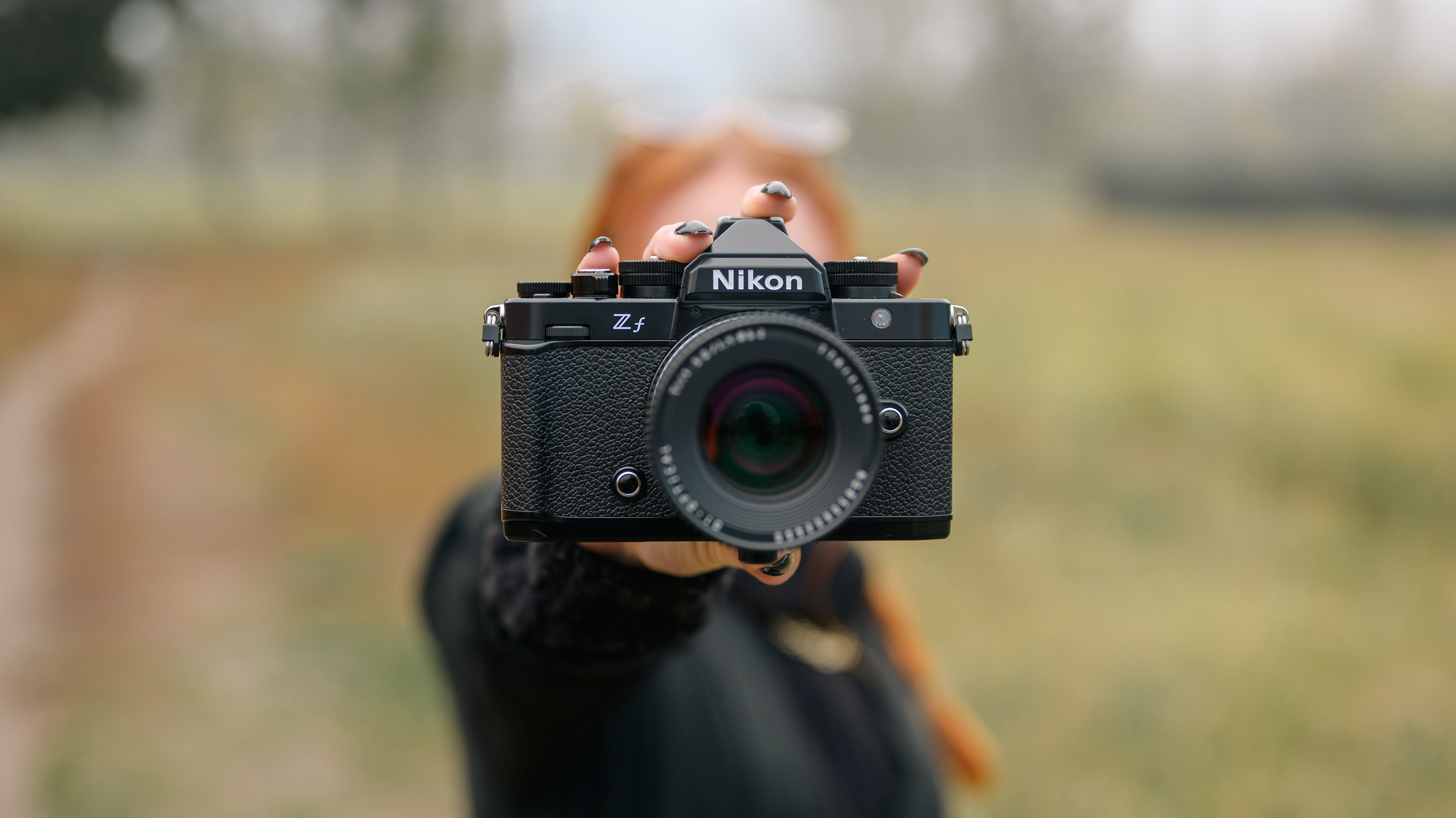 Nikon Zf bezlusterkowiec o analogowym wyglądzie