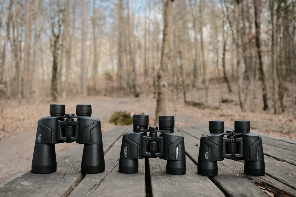 Lornetki Olympus. Od lewej modele: 10X50S, 8-16X40S i 8X40S