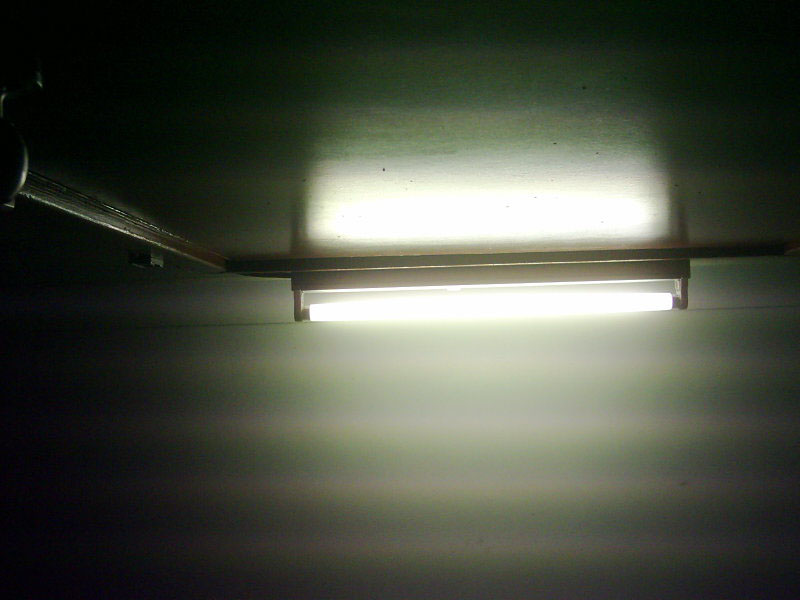 Flickering skutkujący jaśniejszymi i ciemniejszymi pasami obecnymi w zdjęciu. / Źródło: Wikimedia Commons